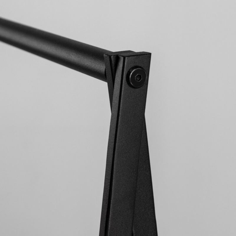 Stender czarny sklepowy na odzież z półką