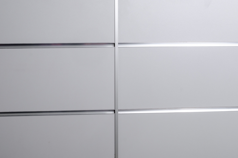 Aluminiowy, pionowy łącznik do paneli Spacewall